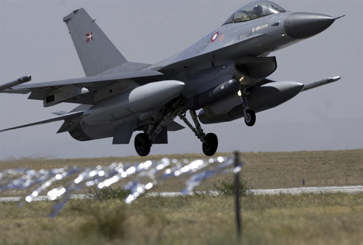 Un caccia F-16 come quelli che saranno forniti all’Ucraina