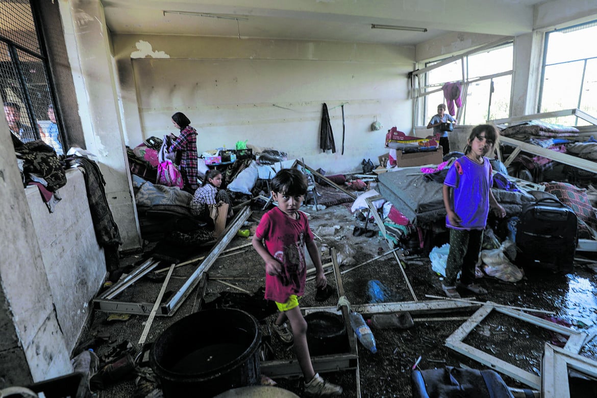 I resti della scuola Unrwa di Nuseirat dopo il raid israeliano di domenica notte