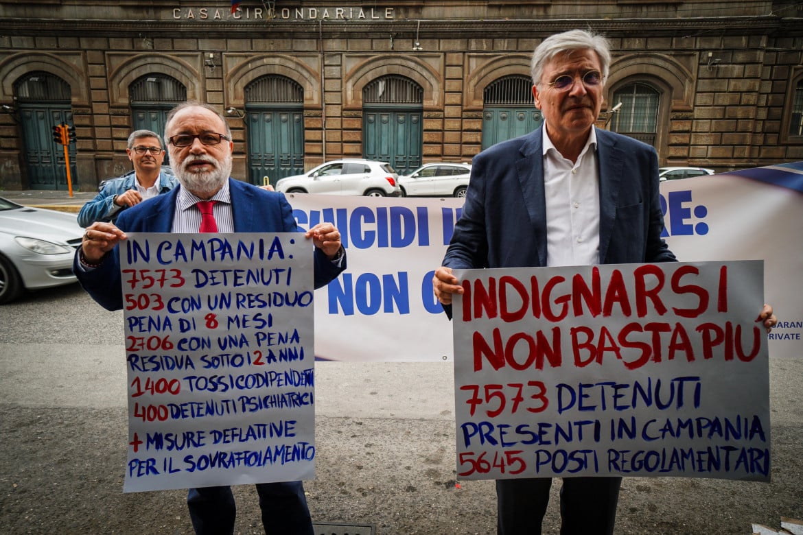 Samuele Ciambriello e don Tonino Palmese davanti al carcere di Poggioreale