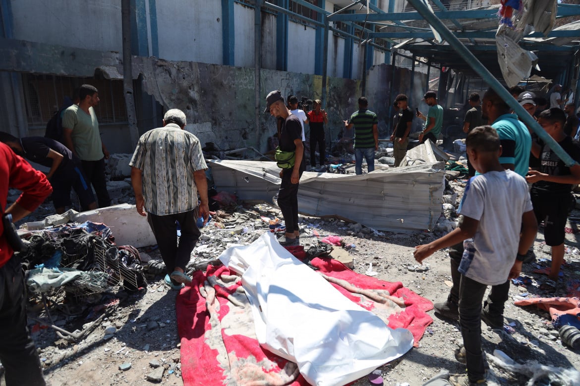 I corpi dei palestinesi uccisi nel raid israeliano sulla scuola Al-Razi a Nuseirat