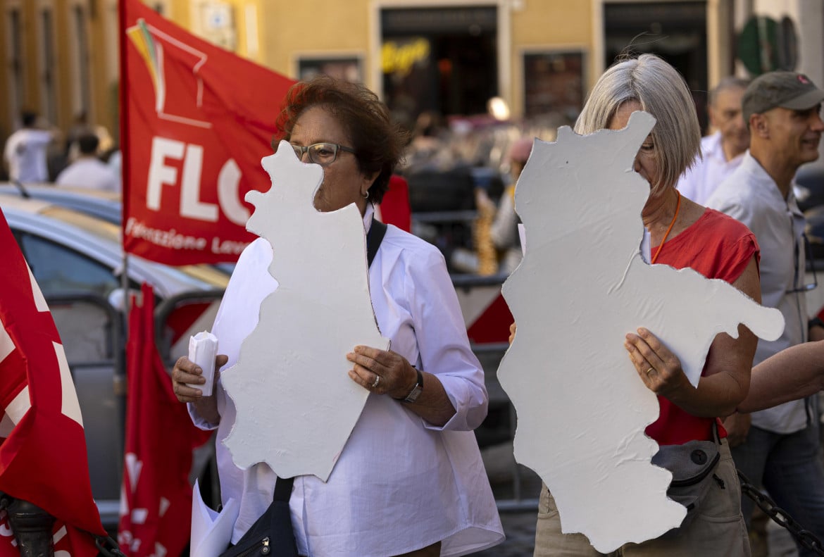 Un momento della manifestazione a Montecitorio contro la proposta sull’autonomia differenziata