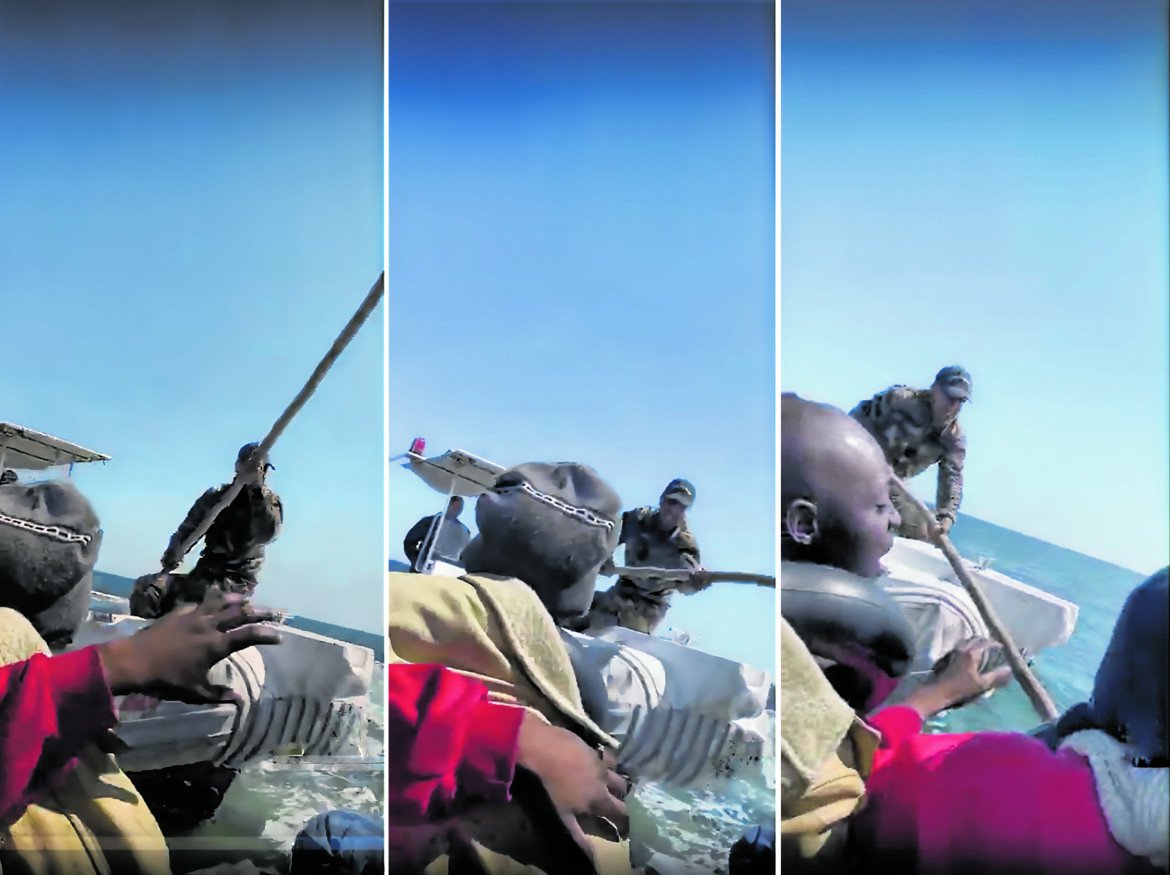 Fermi immagine di un video caricato su TikTok: la Guardia nazionale tunisina aggredisce un barchino di migranti subsahariani