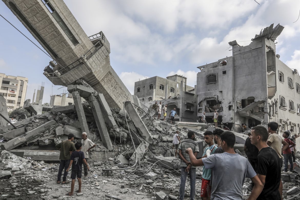 La moschea Abdullah Azzam del campo di Nuseirat distrutta ieri da un raid israeliano Ap/Abed Rahim Khatib