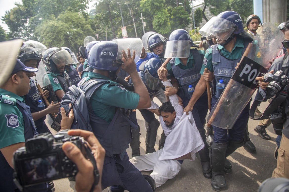 L’arresto di un manifestante, Akhter Hossain, alla Dhaka University foto Epa/Monirul Alam