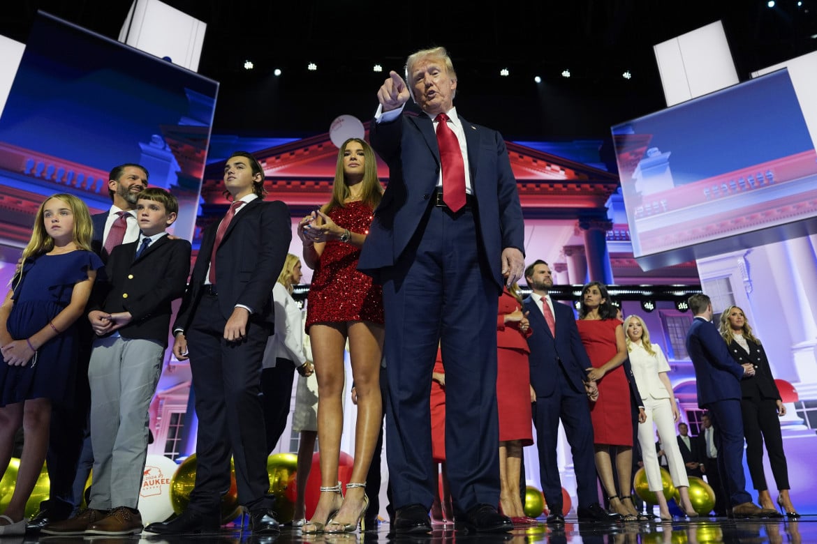 Donald Trump durante il discorso di chiusura della convention repubblicana a Milwaukee foto Ap