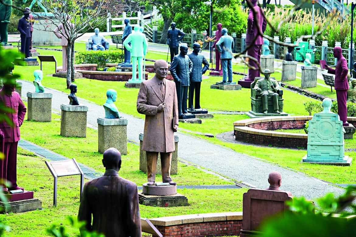 Le inquietanti statue di Chiang Kai-Shek nel parco di Cihu, vicino a Taipei foto Ap