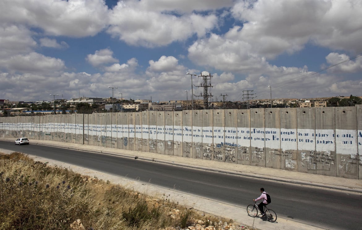Il muro di separazione israeliano lugno la cittadina cisgiordana di Aram foto Ap/Maya Hitij
