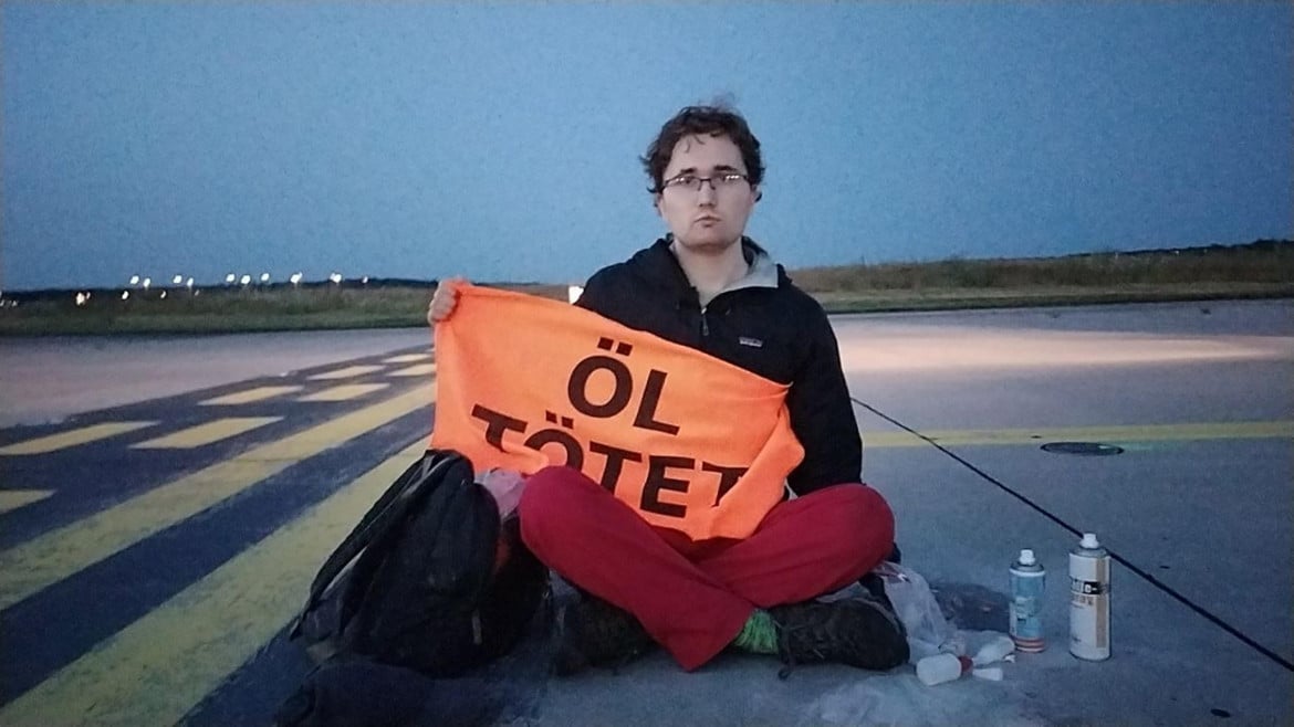 Ecologisti in pista, bloccato l’aeroporto di Francoforte