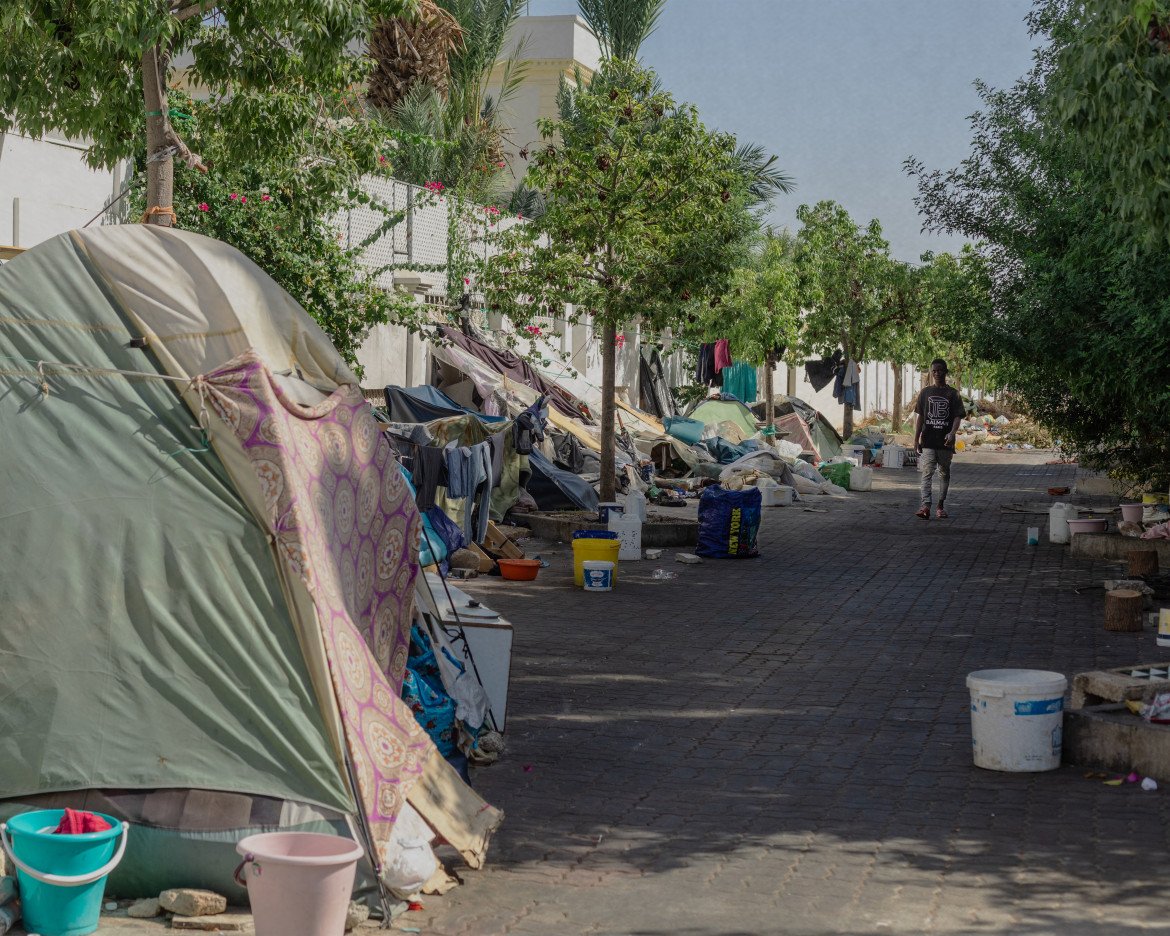 Un accampamento informale di richiedenti asilo e migranti in attesa del rimpatrio volontario di fronte all’Organizzazione internazionale per le migrazioni a Tunisi (foto di Giovanni Culmone)