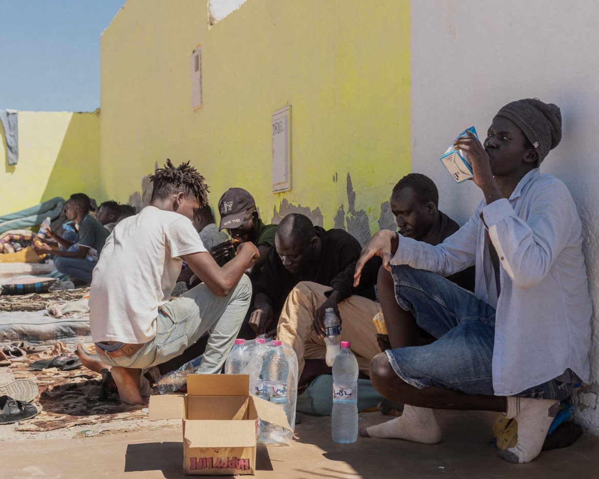 Migranti sudanesi accampati in un edificio abbandonato nella città di Zarsis, nel sud della Tunisia (foto di Giovanni Culmone)