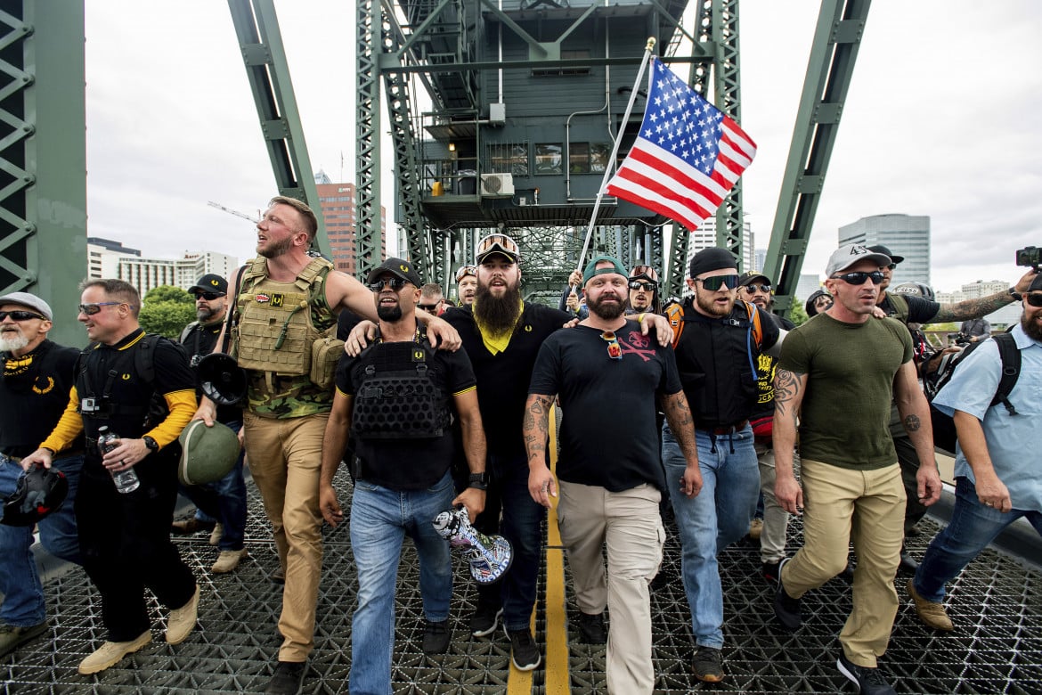 Membri dei Proud Boys e altri gruppi di estrema destra alla manifestazione contro il "terrorismo interno" a Portland nel 2019