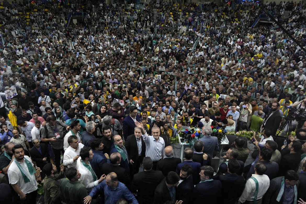 Massoud Pezeshkian in mezzo ai suoi sostenitori a Tehran durante la campagna elettorale per le presidenziali