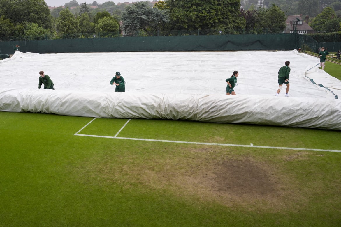 Giardinieri al lavoro per l'avvio del torneo di tennis a Wimbledon 2024