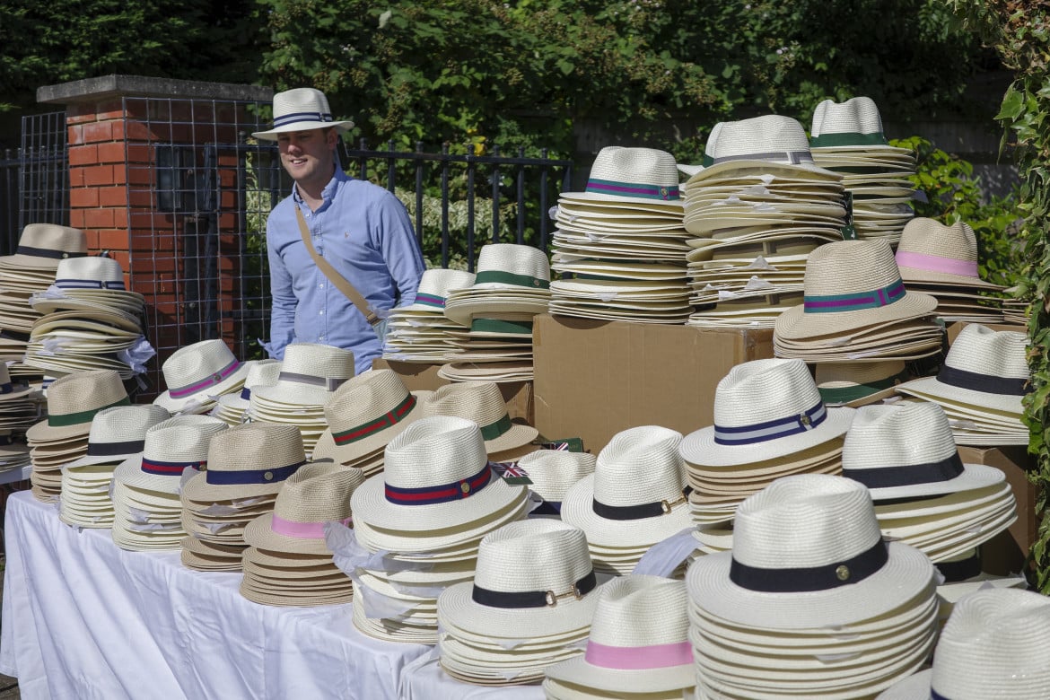 Un venditore di cappelli nei pressi di Wimbledon
