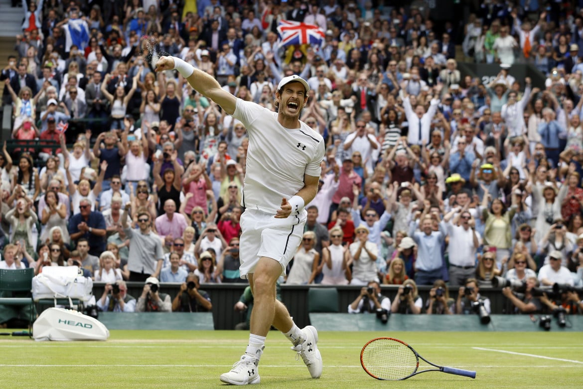 Andy Murray celebra la vittoria a wimbledon 2016 contro Raonic