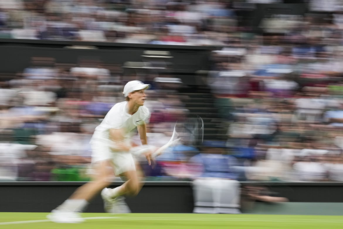 Jannik Sinner nella storica sfida contro Berrettini a Wimbledon 2024
