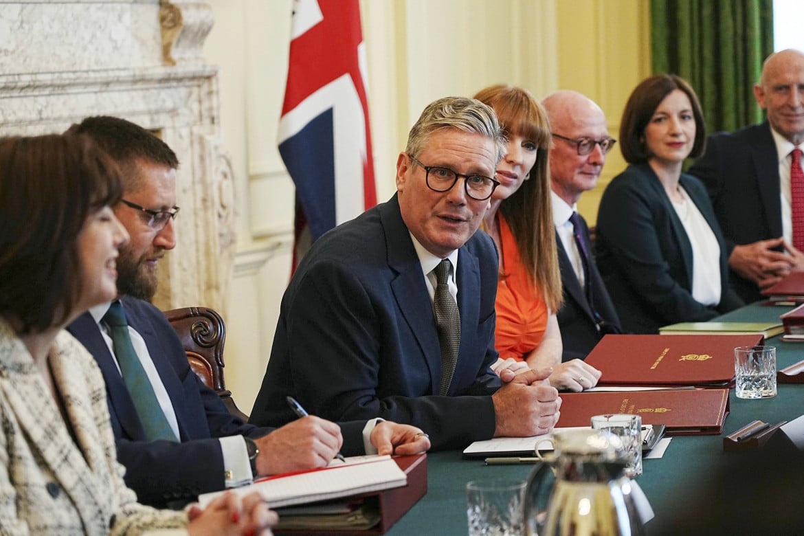 Keir Starmer presiede il suo primo Cabinet meeting al 10 di Downing Street