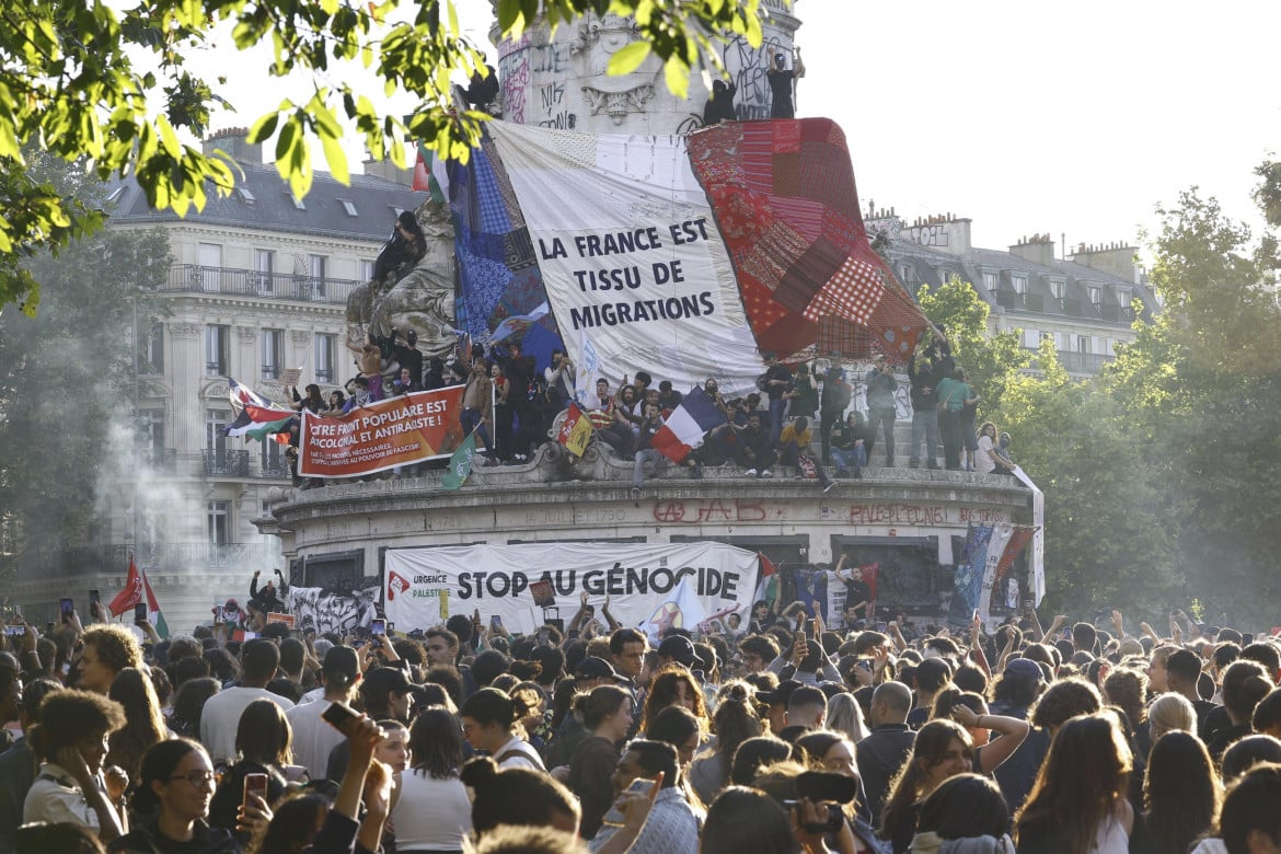 La festa dei sostenitori del Nuovo Fronte Popolare a Place de la République, il 9 luglio 2024