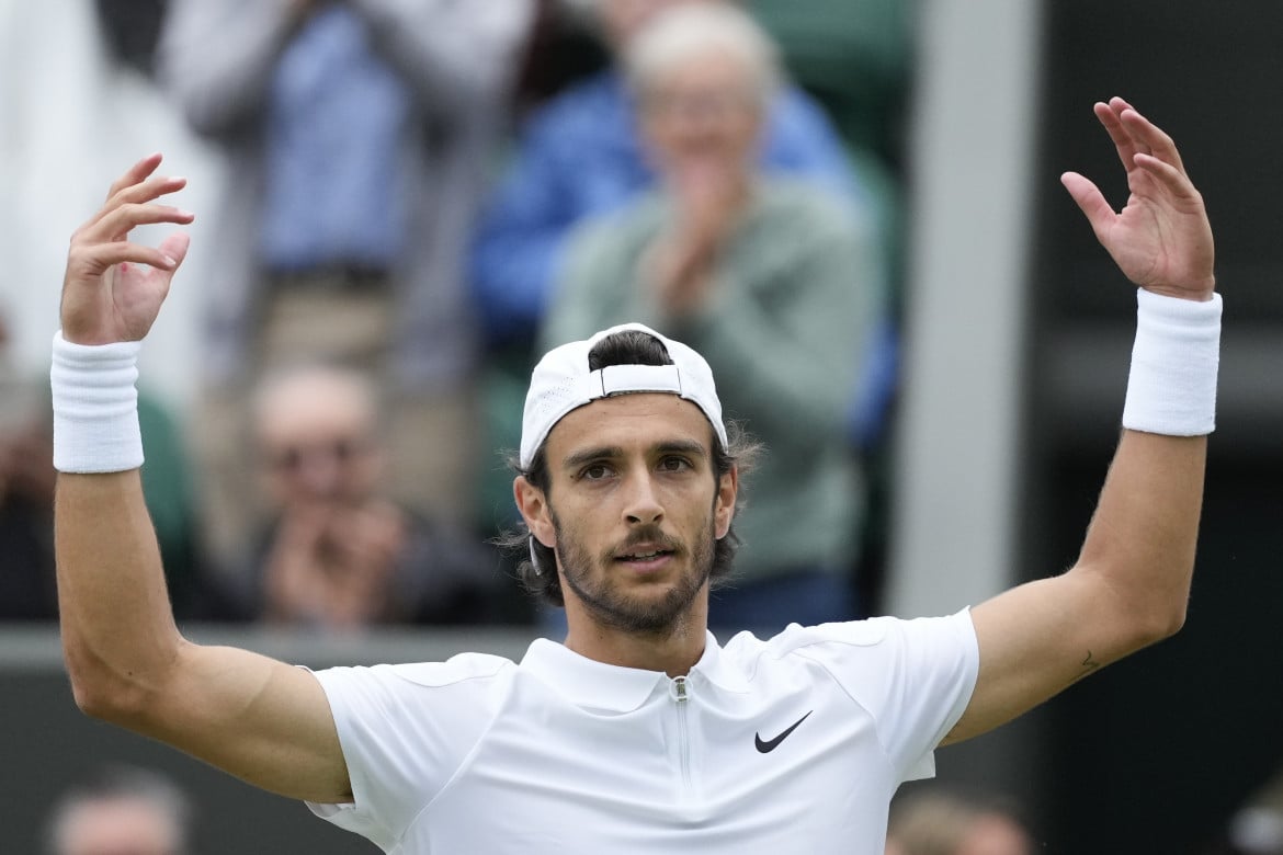 Lorenzo Musetti esulta dopo la vittoria sul francese Perricard e l'accesso ai quarti di finale di Wimbledon 2024