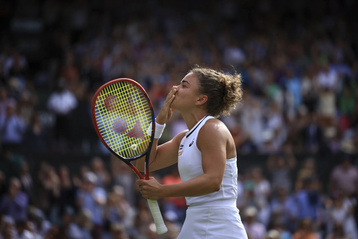 Jasmine Paolini esulta dopo la storica vittoria in semifinale a Wimbledon contro la croata Donna Vekić