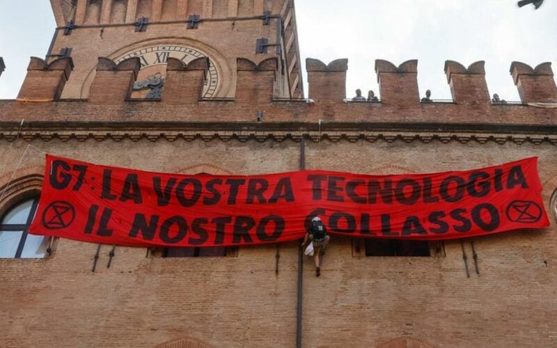 Bologna, la denuncia: «Abusi su un’attivista in questura»