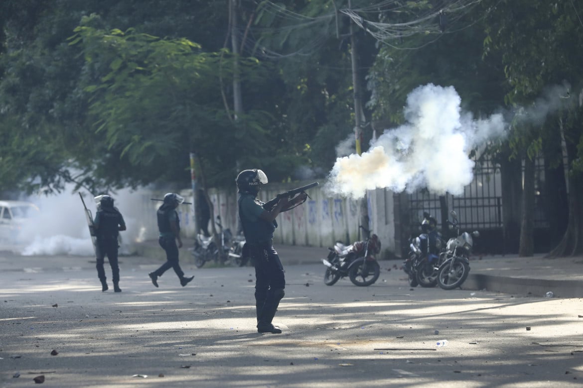 La polizia reprime le proteste studentesche in Bangladesh
