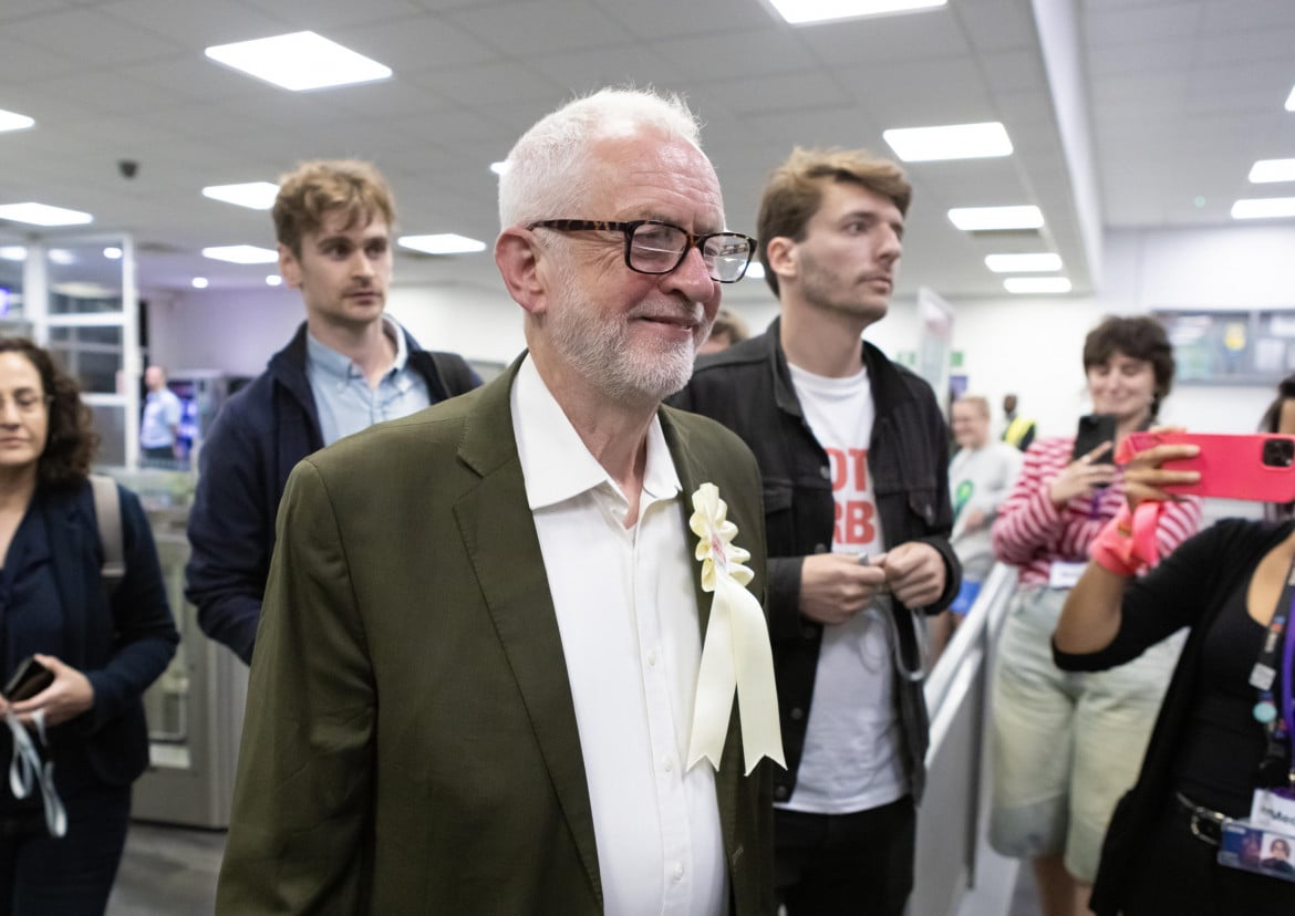 L'ex leader laburista Jeremy Corbyn osserva il conteggio elettorale a Islington EPA-JON ROWLEY