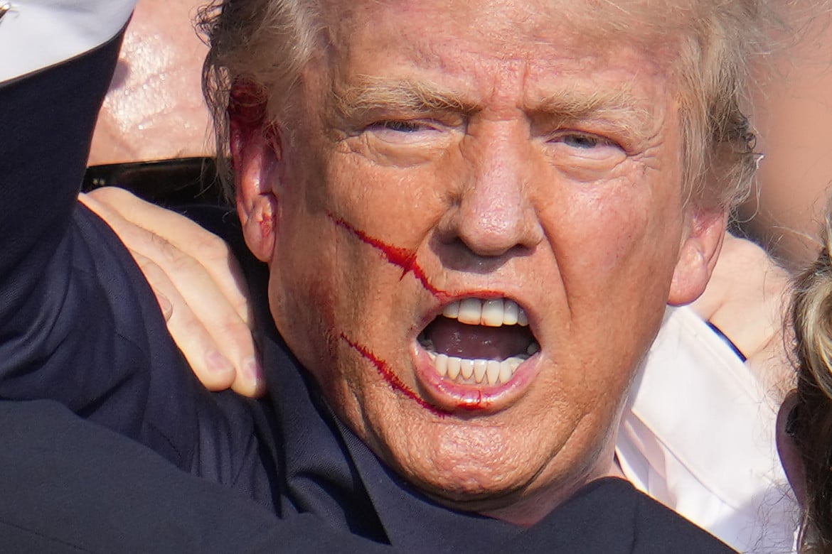 Donald Trump ferito durante il comizio a Butler - Ap