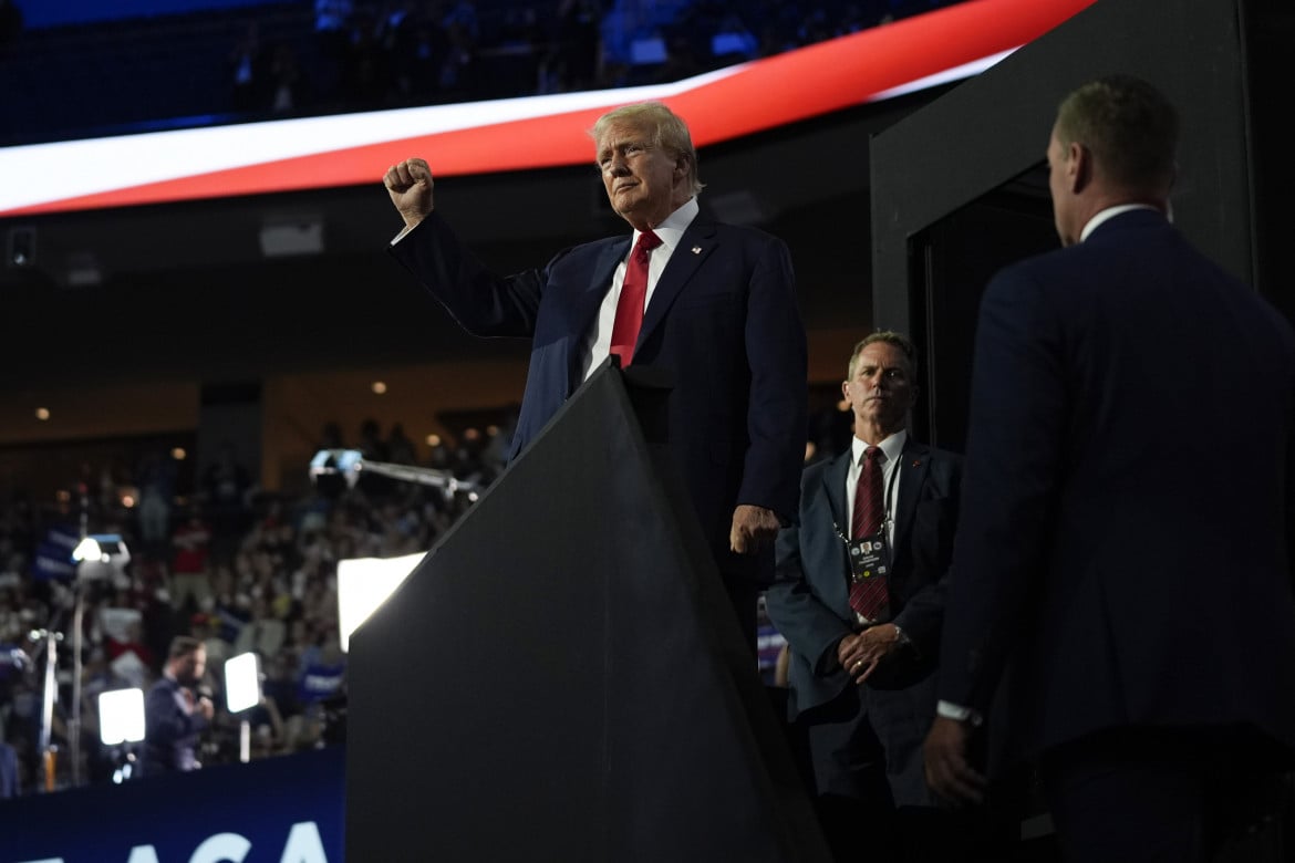 Donald Trump sul palco di Milwaukee AP