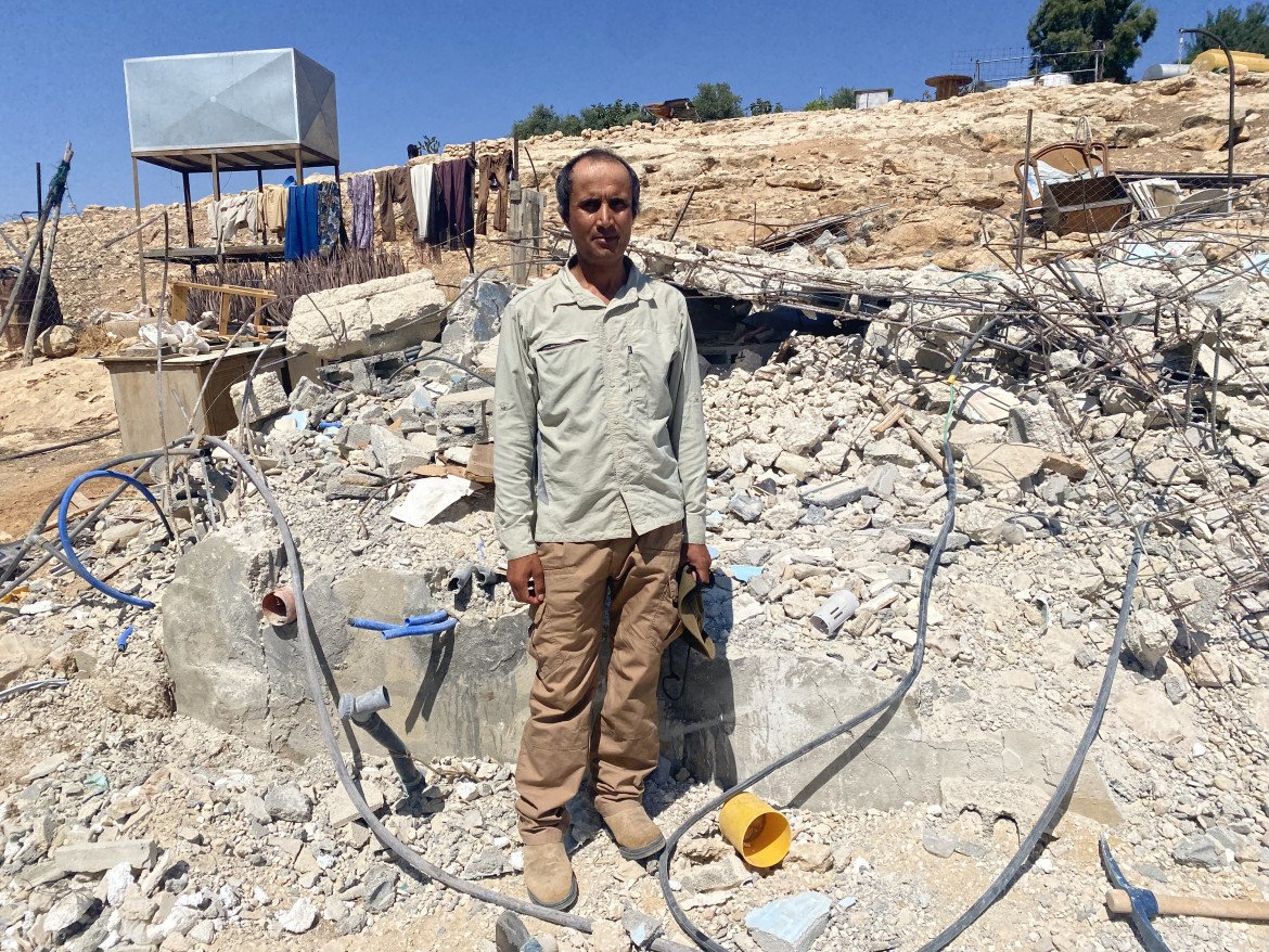 Eid Hathalin davanti alle macerie della sua casa dopo una demolizione a Um al Khair (foto di Michele Giorgio)