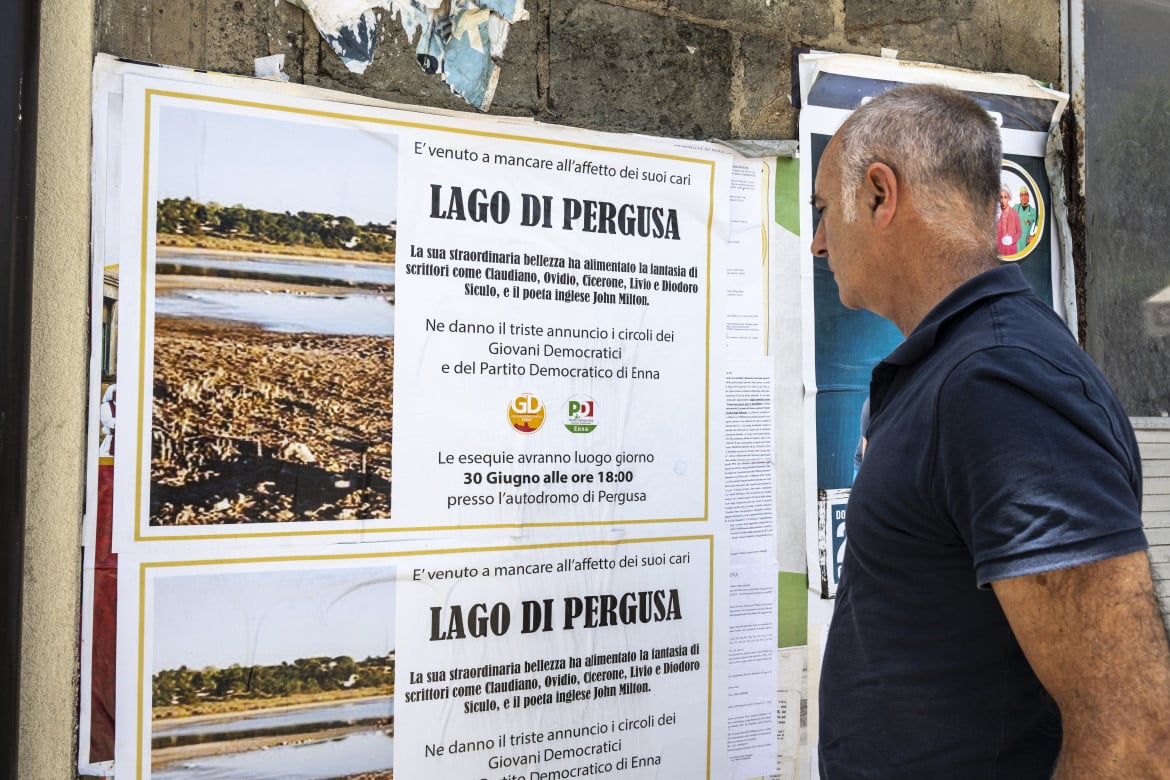 Manifesti funebri per il Lago Pergusa come iniziativa del Pd a Enna foto Getty 