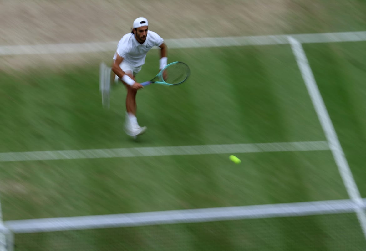 Lorenzo Musetti durante la partita contro Novak Djokovic a Wimbledon EPA/ADAM VAUGHAN EDITORIAL