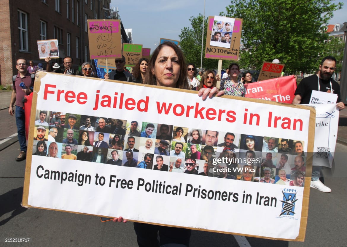 Amesterdam, 1 maggio 2024, striscione per i lavoratori iraniani in carcere