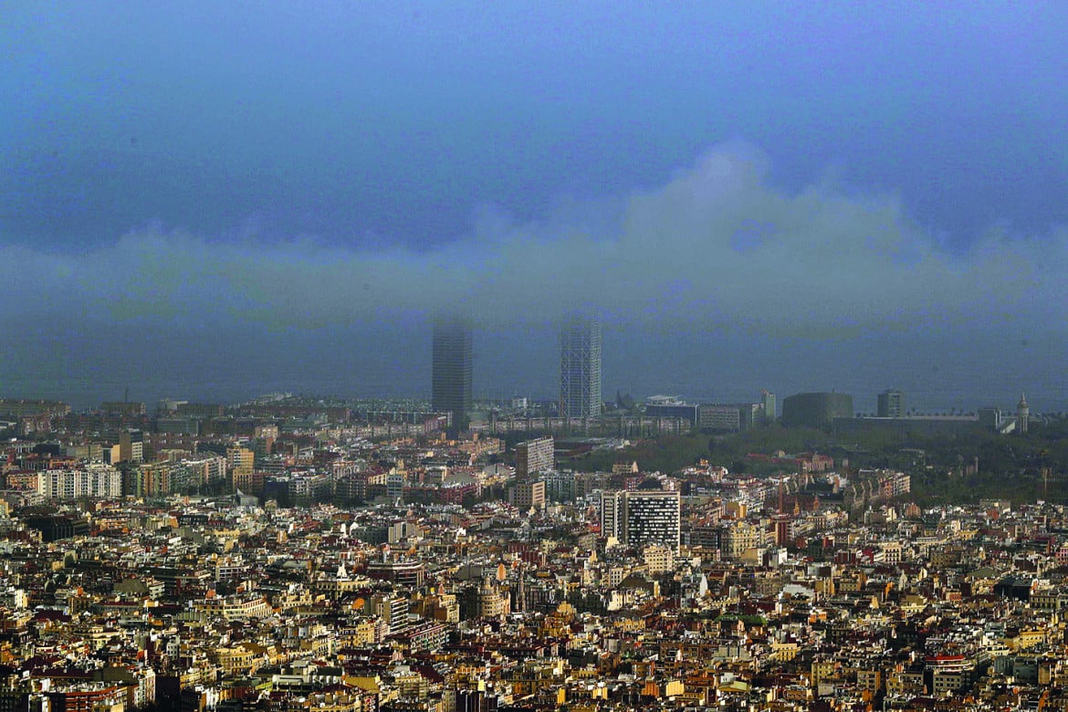 L’inquinamento dell’aria di Barcellona foto Ansa
