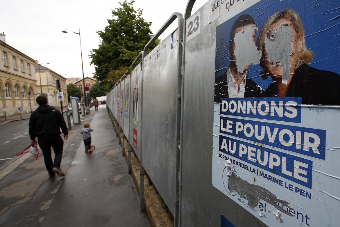 Parigi, poster elettorale del Rassemblement national con Marine Le Pen e Jordan Bardella