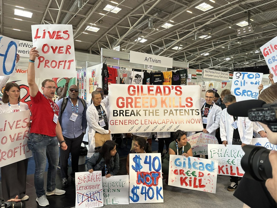 La protesta di scienziati e attivisti: «prima la vita, poi il profitto»
