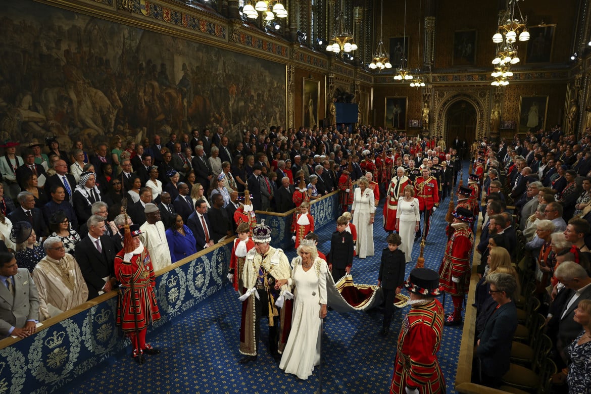 L'arrivo di Carlo III e la regina Camilla a Westminster foto Ap/Hannah McKay