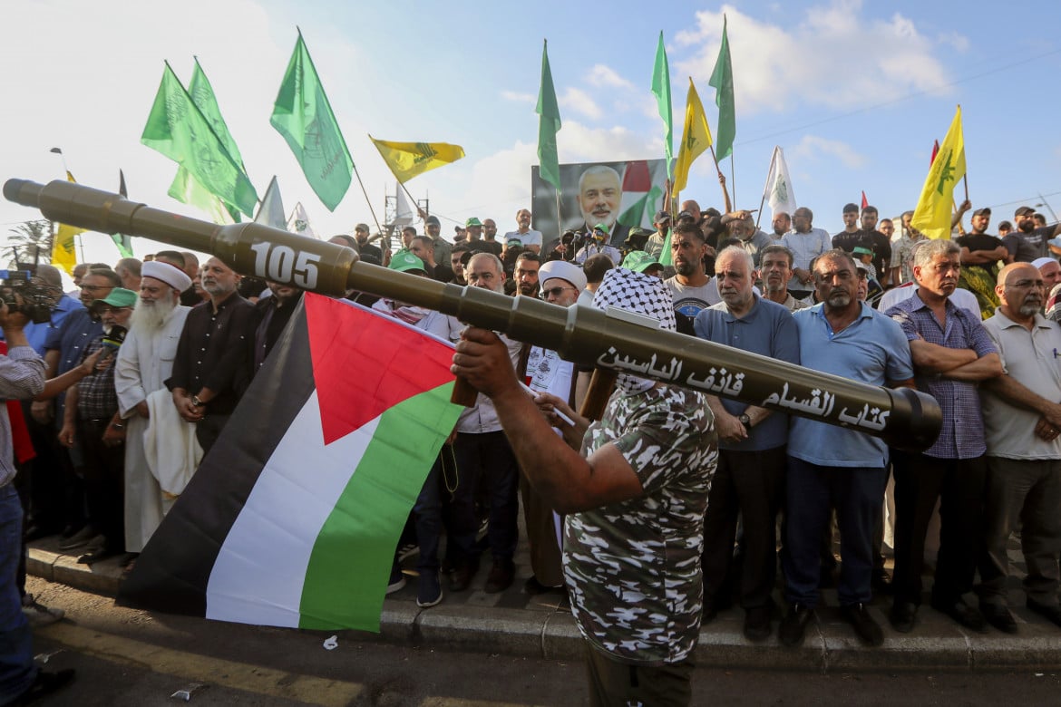 Un membro di Hezbollah con un lanciarazzi a Sidone foto Ap/Mohammed Zaatari