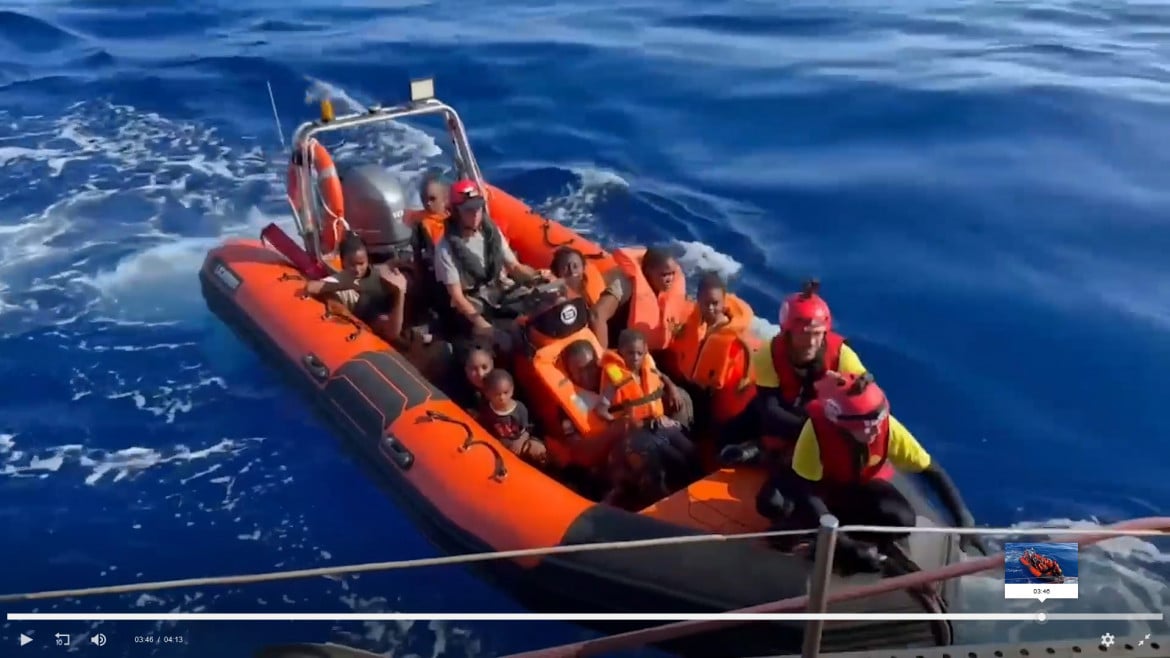 Migranti, in viaggio su barchini tenuti da cime su scafi sfondati