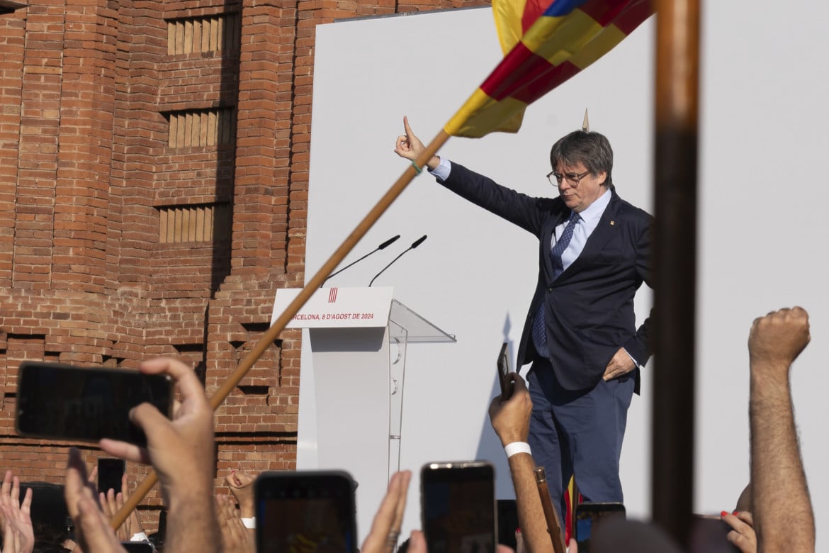 Comizio e fuga, il ritorno da film di Puigdemont