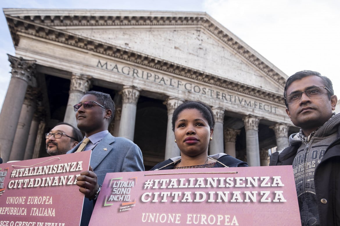 «Residenti cinque anni per diventare italiani»