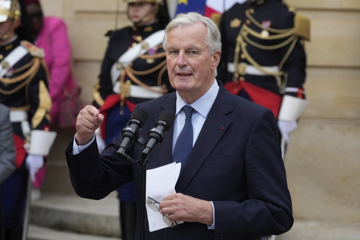 Il nuovo primo ministro Michel Barnier ieri all’Eliseo foto Ap