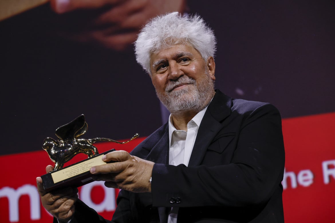 Pedro Almòdovar con il Leone d'Oro