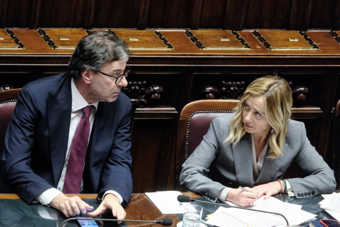 Il ministro Giorgetti con la premier Meloni