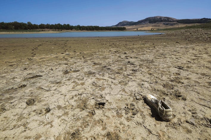 Siccità in Sicilia, il lago di Piana degli albanesi ridotto ad una pozzanghera, Palermo 29 luglio 2024. ANSA/IGOR PETYX - - - - - - - - - - - - - - - - - Drought in Sicily, the Piana degli Albani lake reduced to a puddle, Palermo 29 July 2024. ANSA/IGOR PETYX