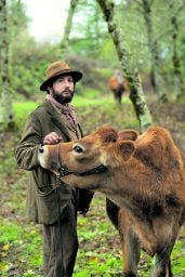  John Magaro e la mucca Evie in «First Cow» di K. Reichardt