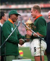 Nelson Mandela con Francois Pienaar, capitano degli Springbok, dopo la vittoria nella finale della Coppa del Mondo nel 1995
