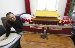 Zhou Yongkang con una replica del Tienanmen Gate