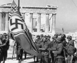 27desk3 grecia debito guerra German soldiers raise their flag over the Acropolis in Athens Greece 1941