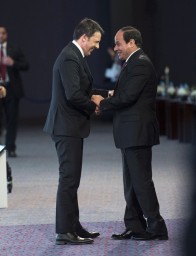 L'incontro tra Renzi e al-Sisi a Sharm el-Sheikh (foto LaPresse)